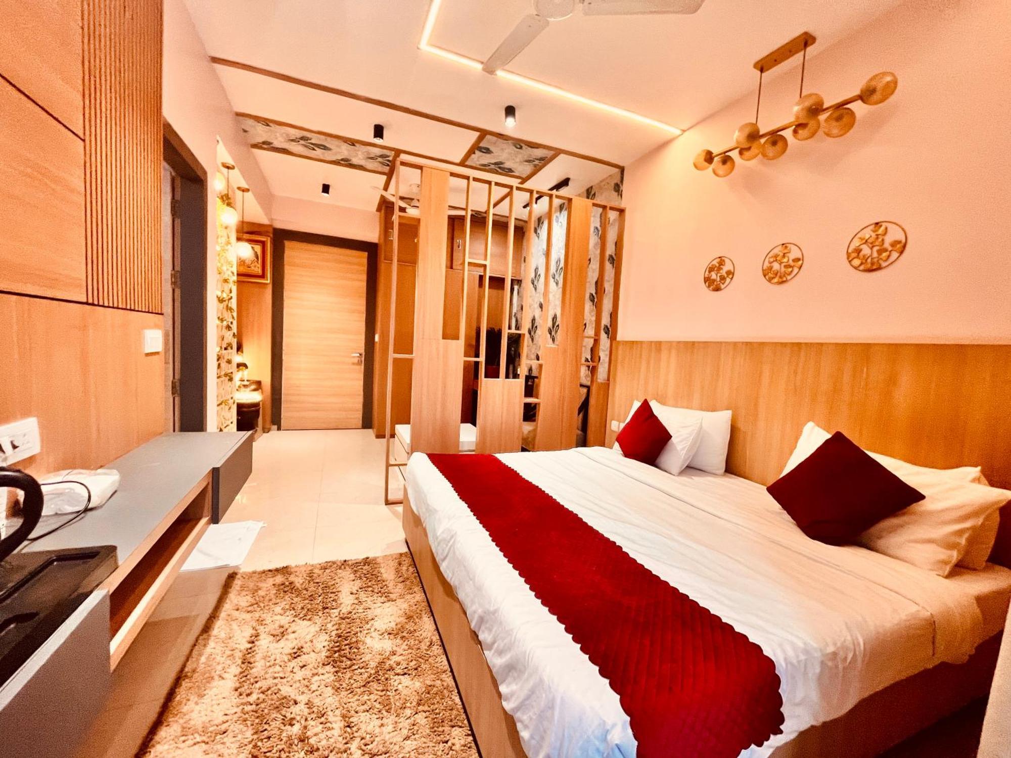 Pearl Grand Boutique Cottage In Omaxe Anandam Vrindavan - #Premium Ac Rooms With Balcony #Big Parking #Lift #Garden #Peaceful Area #Near Prem Mandir #Property Of The Year #Most Awarded Exterior foto