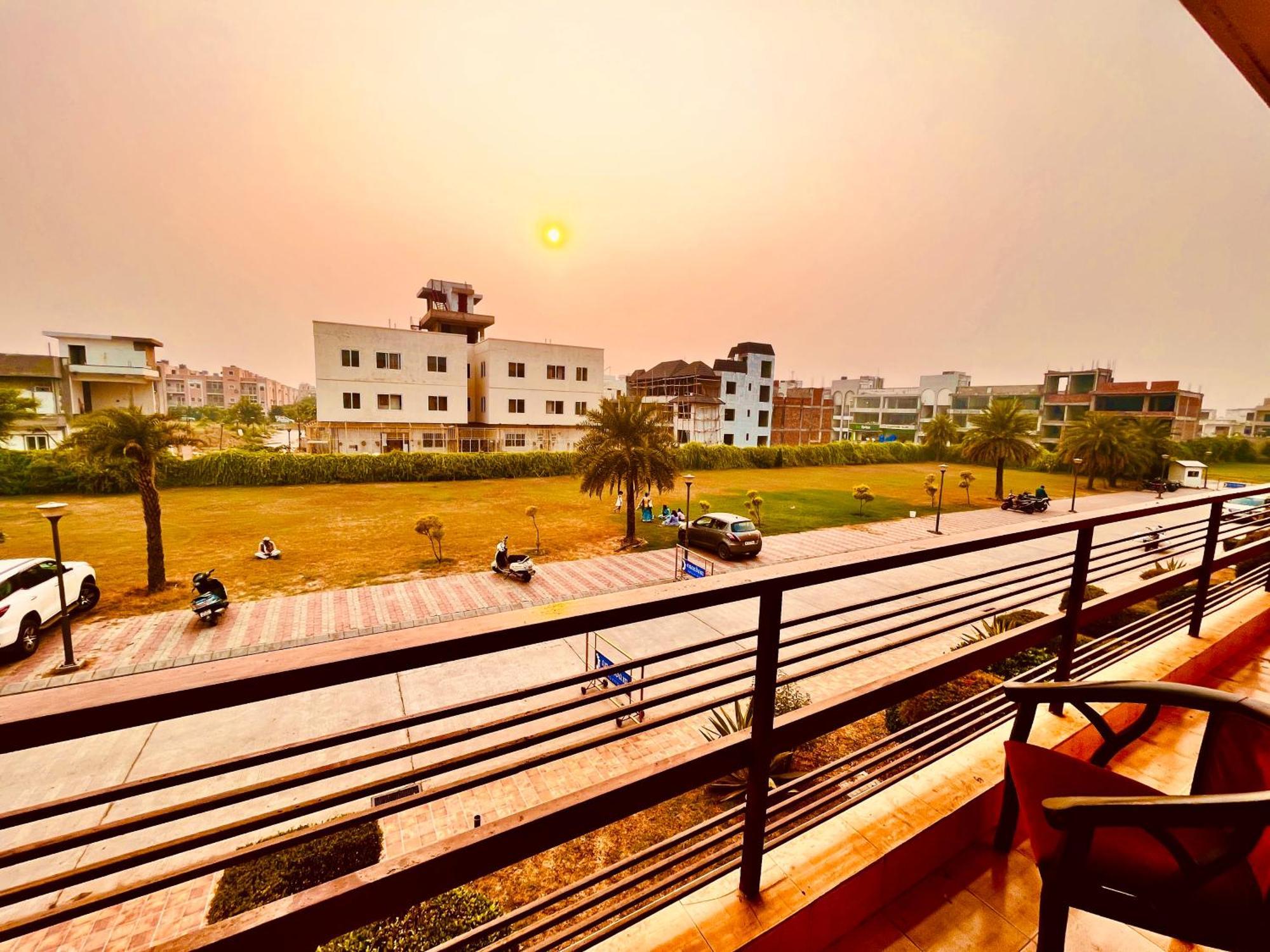 Pearl Grand Boutique Cottage In Omaxe Anandam Vrindavan - #Premium Ac Rooms With Balcony #Big Parking #Lift #Garden #Peaceful Area #Near Prem Mandir #Property Of The Year #Most Awarded Exterior foto